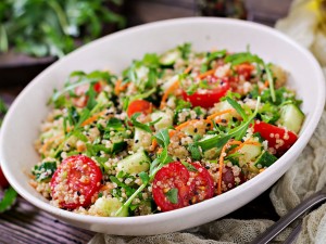 Organik Sebzeli Quinoa Salatası Tarifi